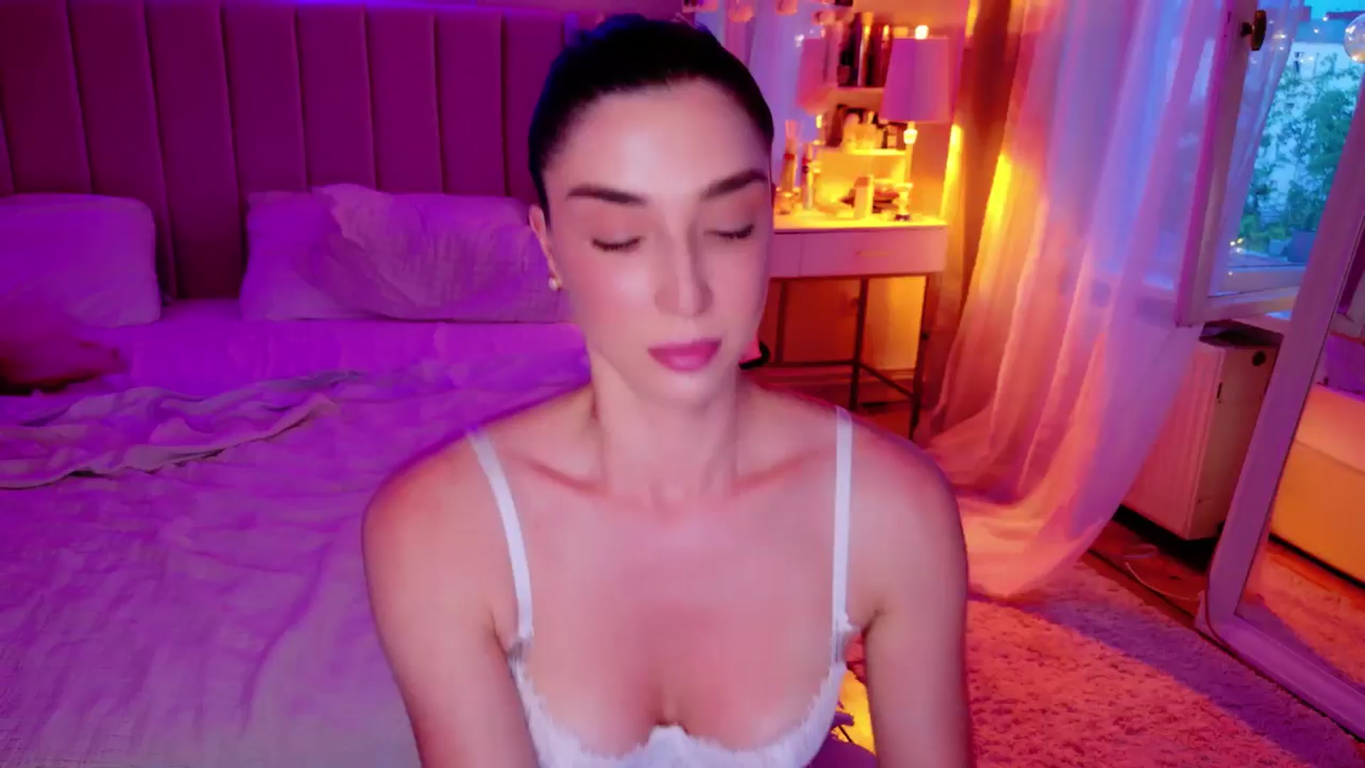 Gallery image thumbnail from LolaNiceAss1's myfreecams stream on, 06/01/2025, 19:43 image 19 of 20