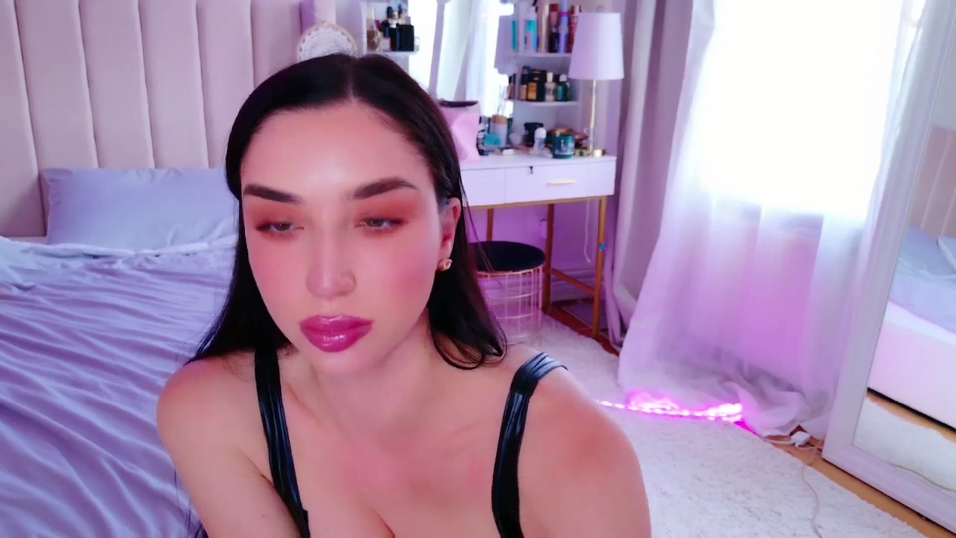 Gallery image thumbnail from LolaNiceAss1's myfreecams stream on, 06/07/2025, 19:12 image 3 of 20