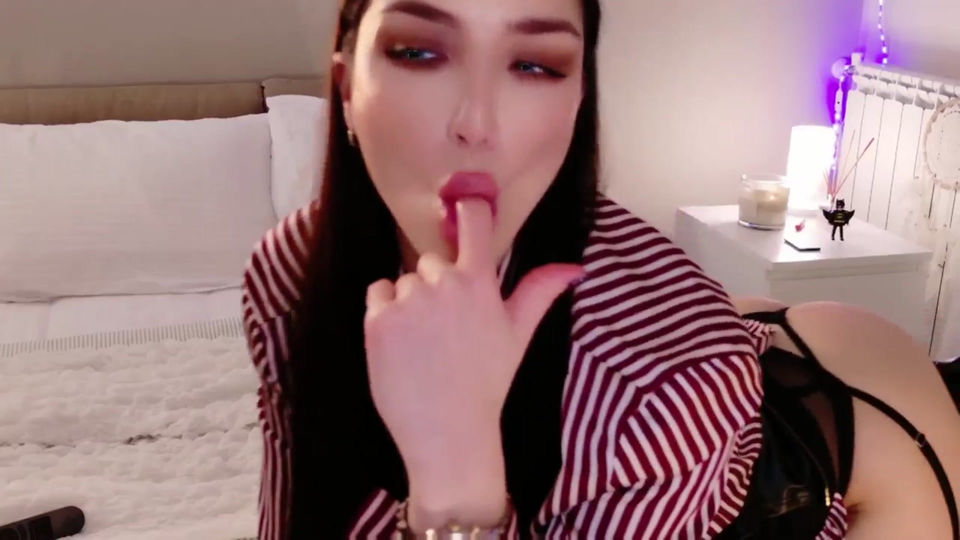 Gallery image thumbnail from LolaNiceAss1's myfreecams stream on, 12/21/2025, 18:19 image 16 of 20