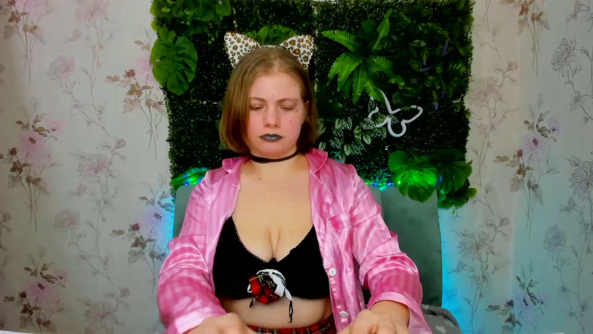 Gallery image thumbnail from LolaSpark's myfreecams stream on, 12/24/2024, 16:25 image 8 of 20