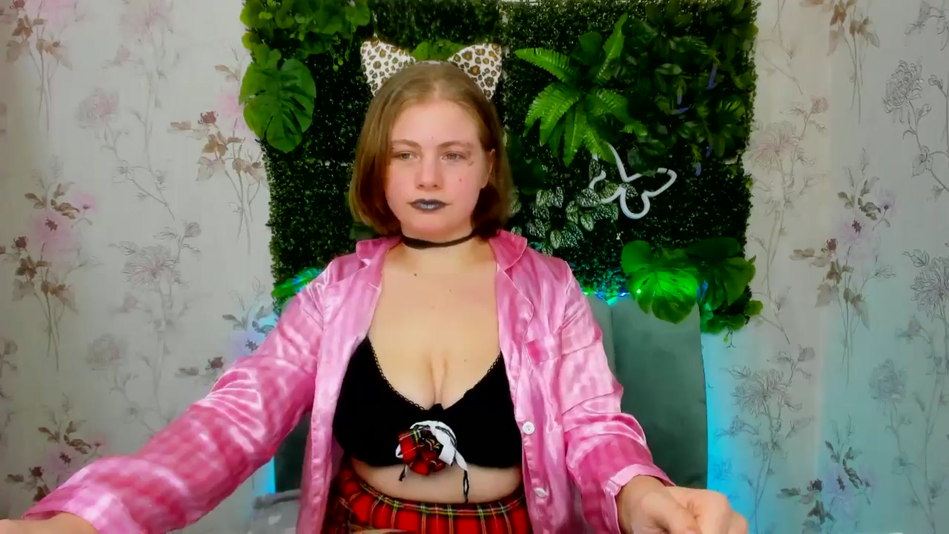 Gallery image thumbnail from LolaSpark's myfreecams stream on, 12/24/2024, 16:25 image 5 of 20