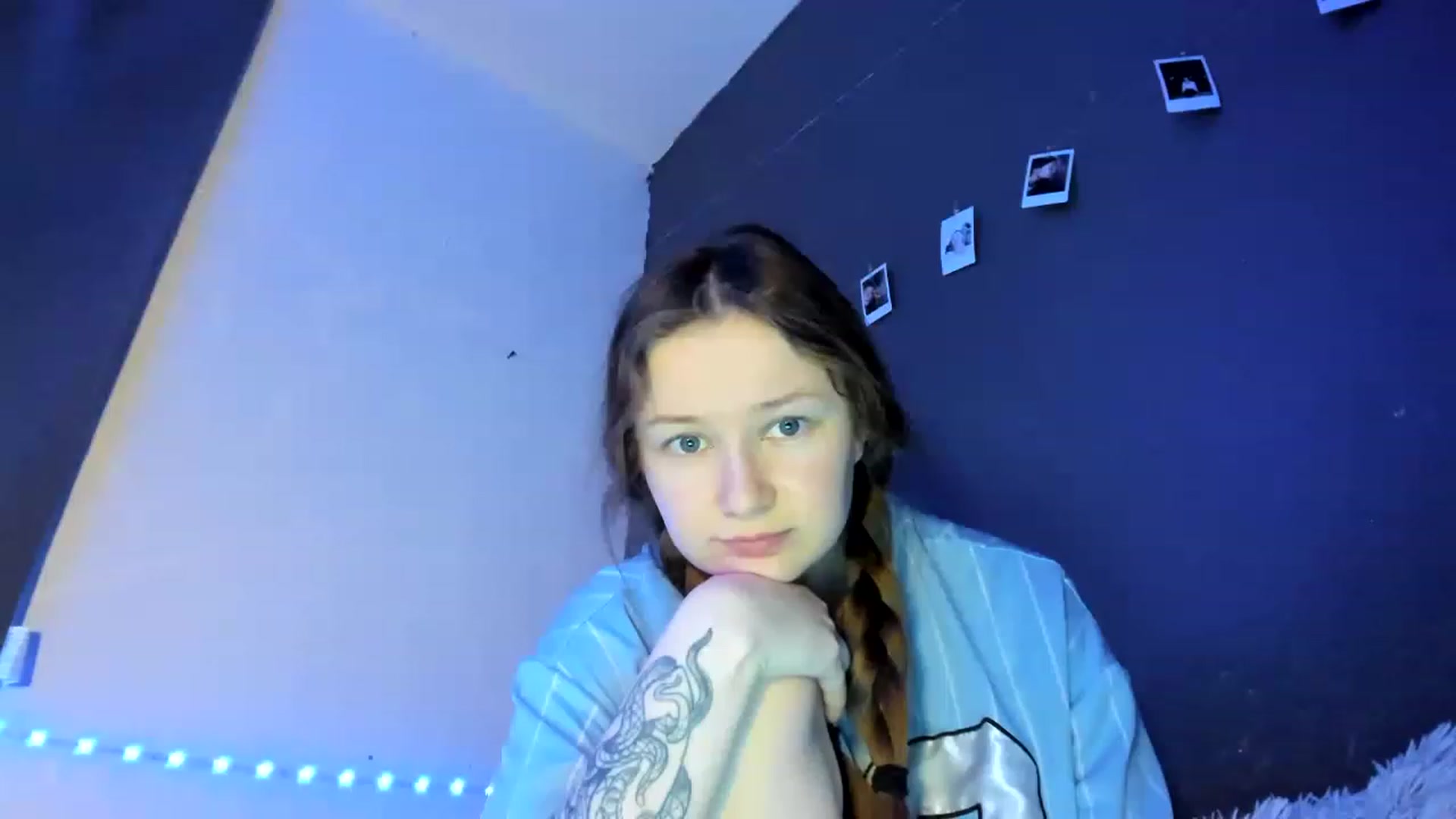 Gallery image thumbnail from Lola_kek's myfreecams stream on, 03/03/2023, 10:21 image 8 of 20