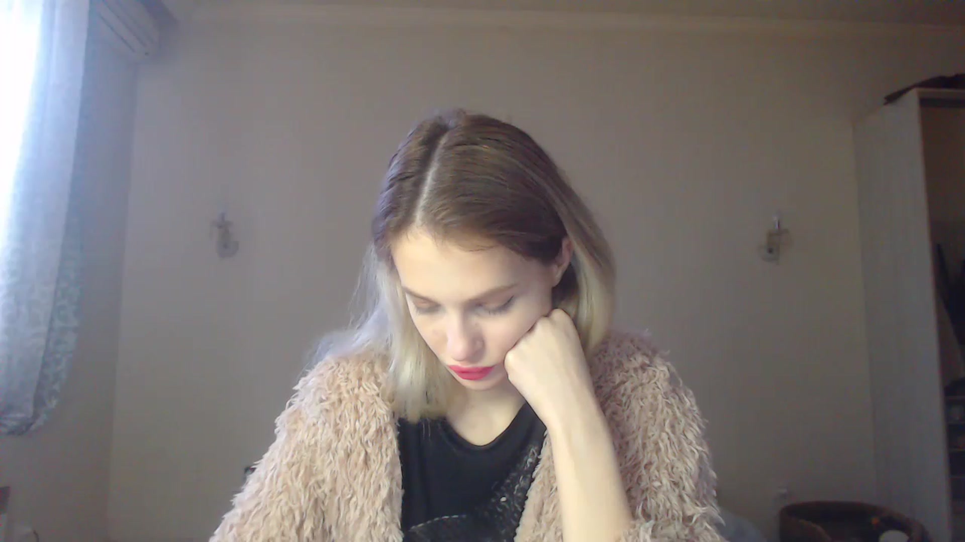 Gallery image thumbnail from Lola_vi's myfreecams stream on, 12/12/2022, 12:02 image 10 of 20