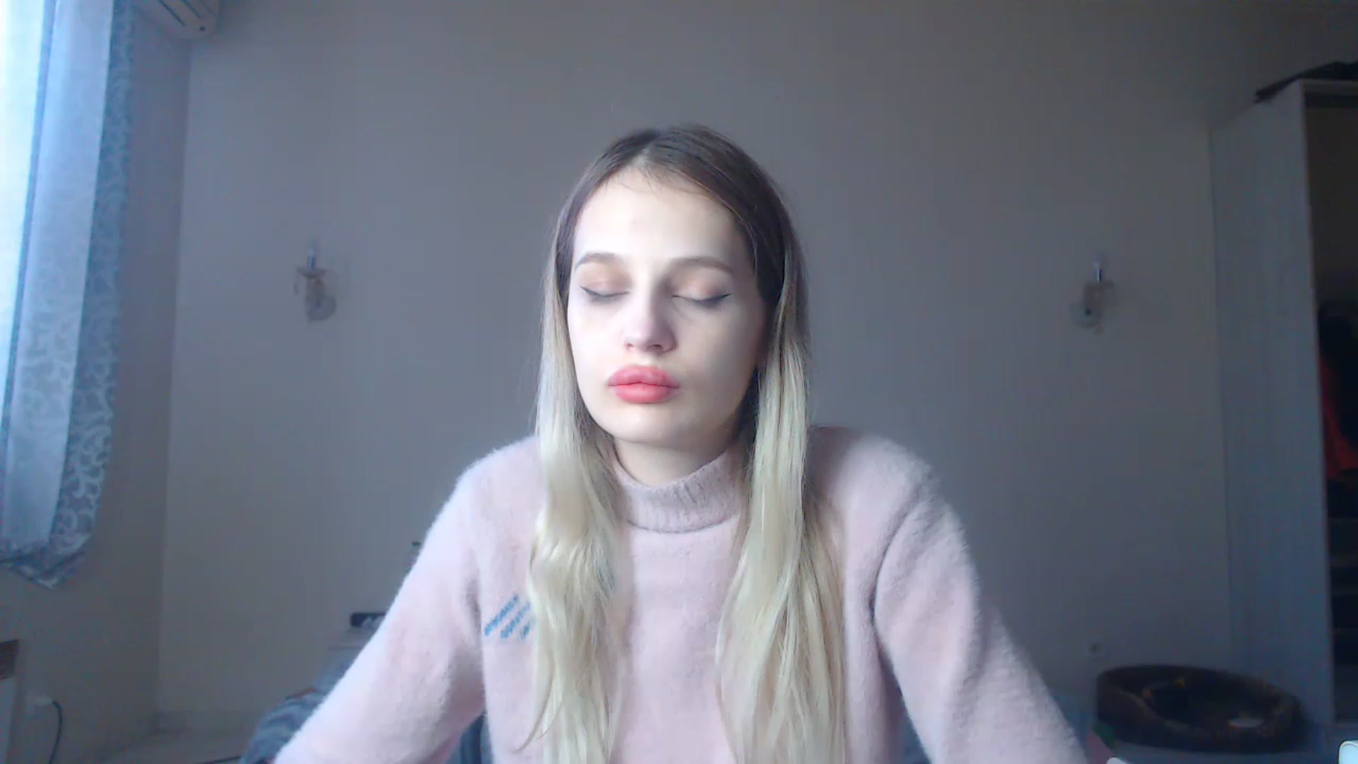 Gallery image thumbnail from Lola_vi's myfreecams stream on, 01/03/2023, 12:06 image 16 of 20