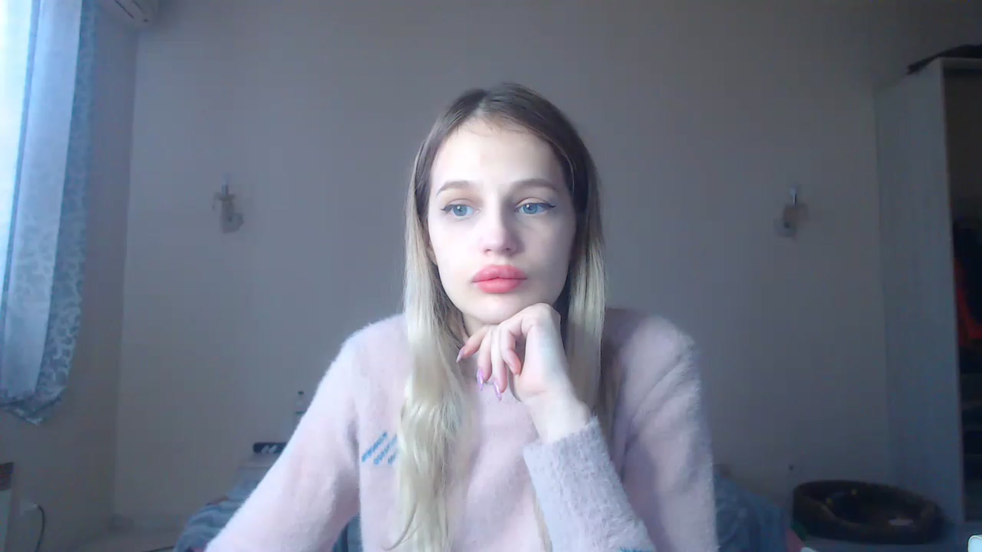 Gallery image thumbnail from Lola_vi's myfreecams stream on, 01/03/2023, 12:06 image 15 of 20