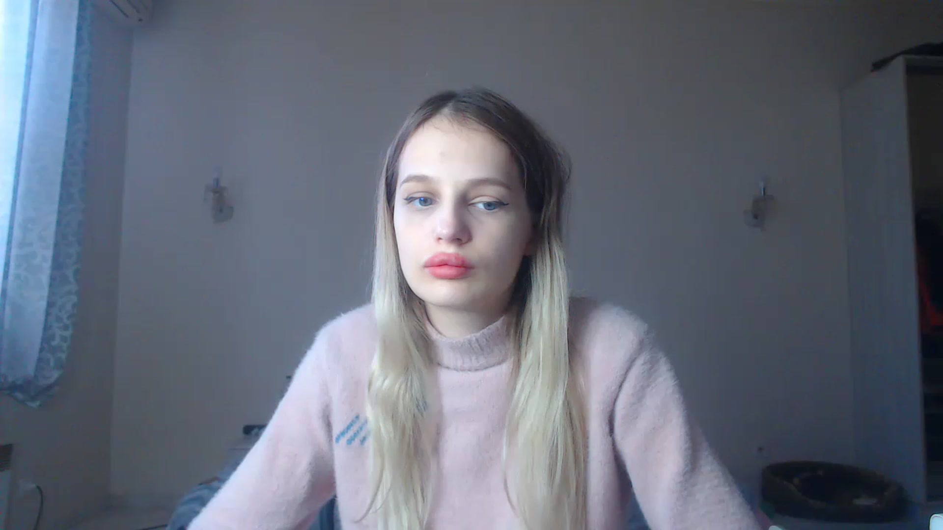 Gallery image thumbnail from Lola_vi's myfreecams stream on, 01/03/2023, 12:06 image 17 of 20