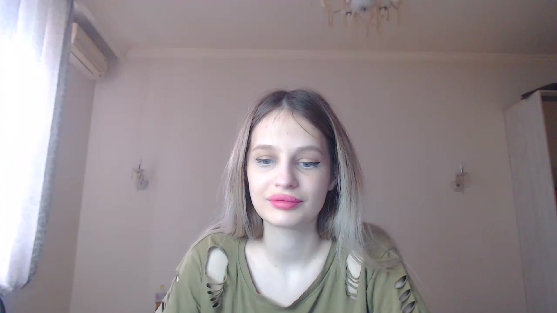 Gallery image thumbnail from Lola_vi's myfreecams stream on, 03/19/2023, 12:26 image 17 of 20