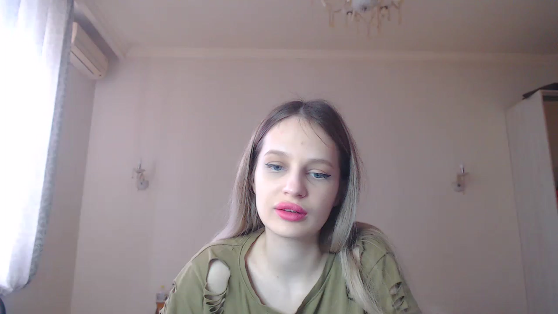 Gallery image thumbnail from Lola_vi's myfreecams stream on, 03/19/2023, 12:26 image 12 of 20