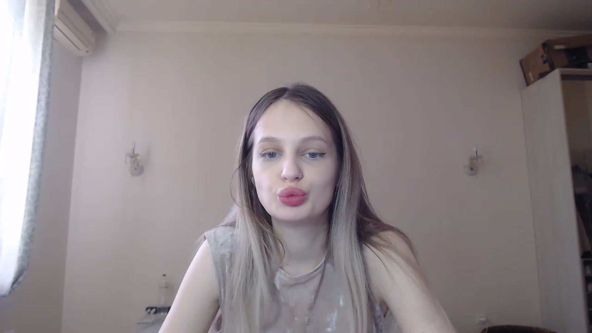 Gallery image thumbnail from Lola_vi's myfreecams stream on, 05/13/2023, 10:46 image 12 of 20