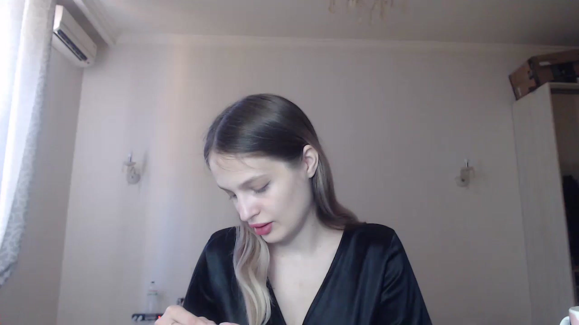 Gallery image thumbnail from Lola_vi's myfreecams stream on, 08/17/2023, 10:38 image 13 of 20
