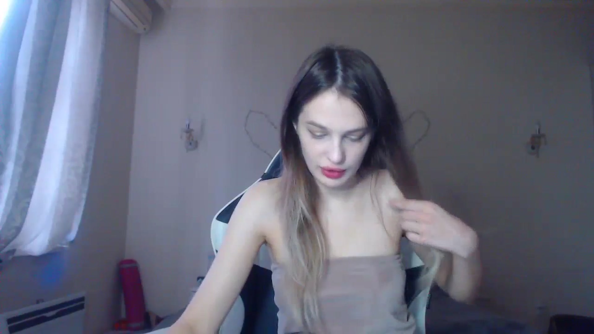 Gallery image thumbnail from Lola_vi's myfreecams stream on, 12/17/2023, 12:50 image 17 of 20