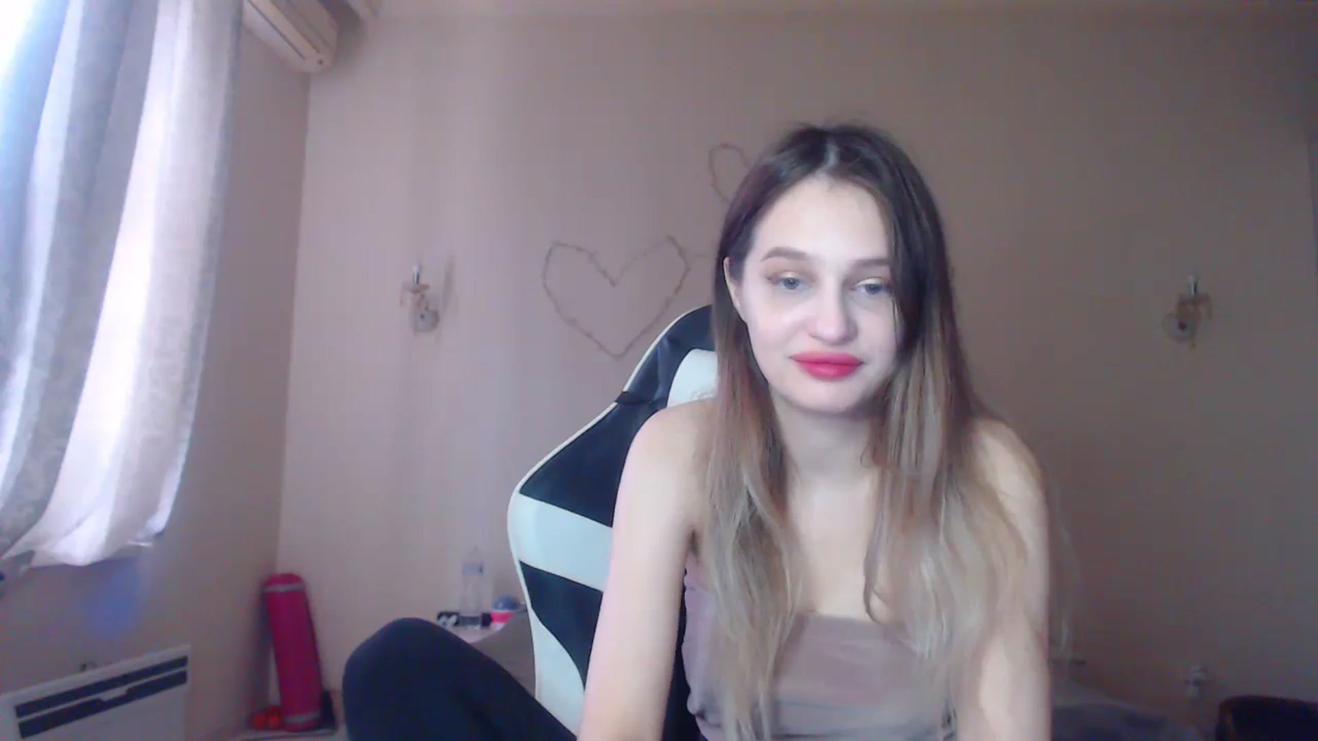 Gallery image thumbnail from Lola_vi's myfreecams stream on, 12/17/2023, 12:50 image 13 of 20