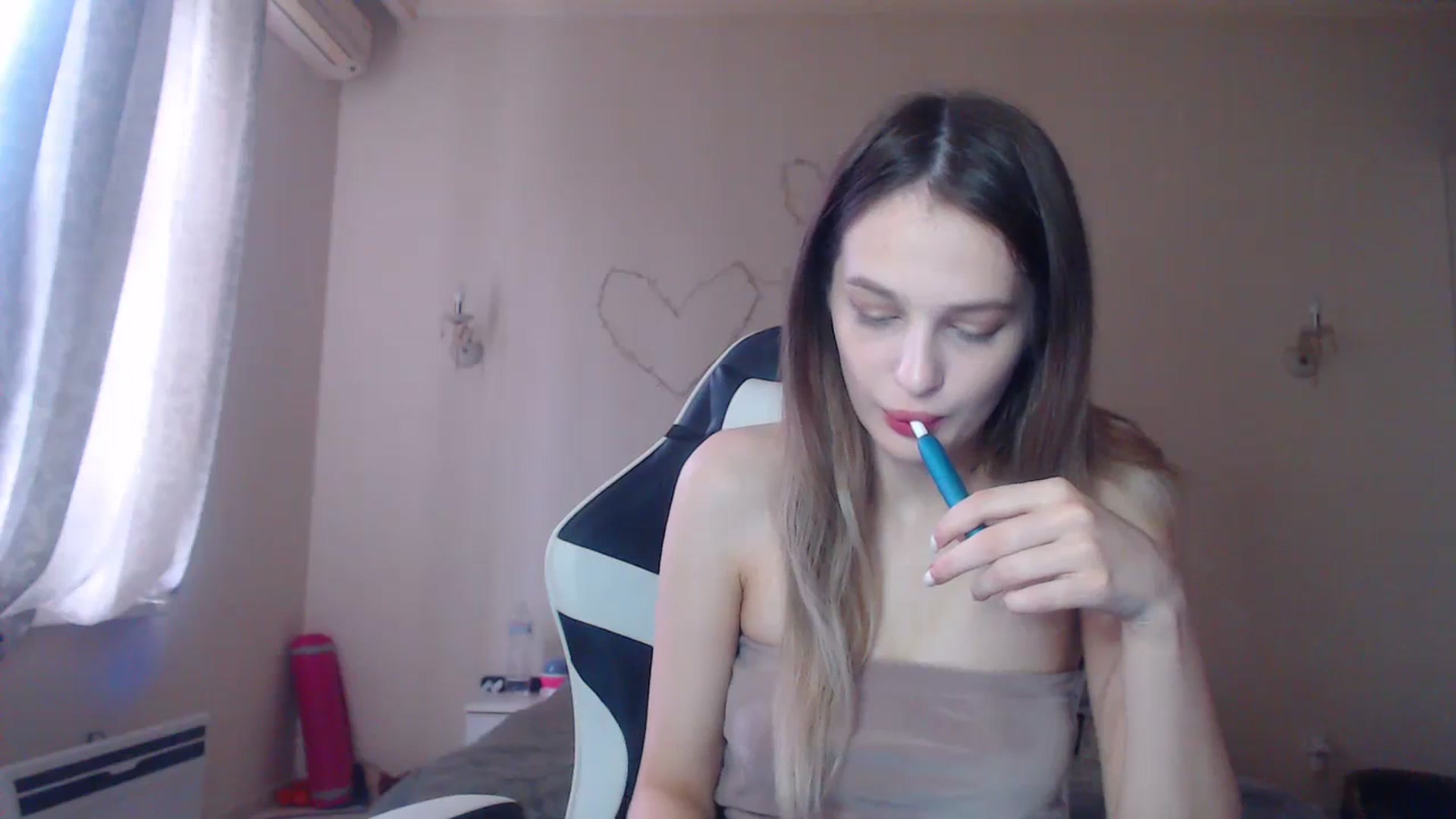 Gallery image thumbnail from Lola_vi's myfreecams stream on, 12/17/2023, 12:50 image 9 of 20
