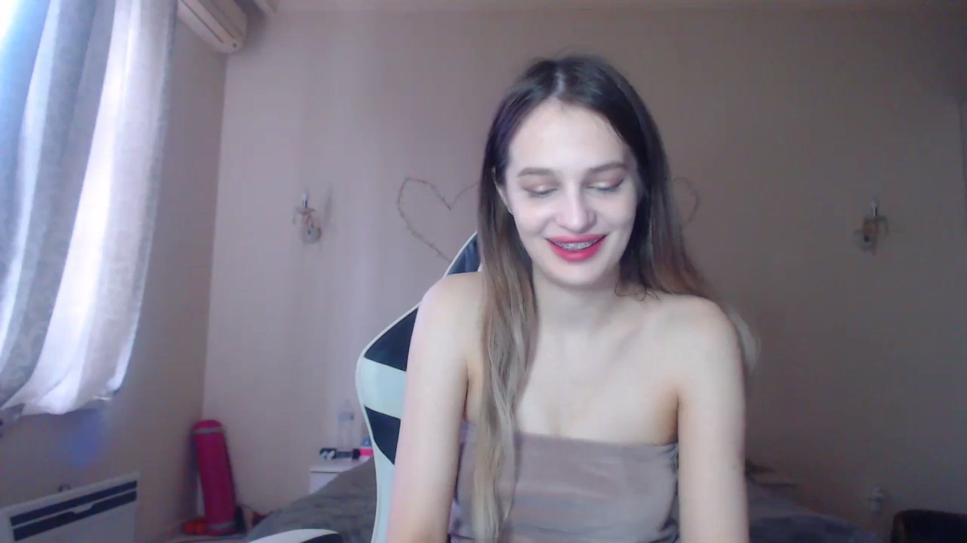 Gallery image thumbnail from Lola_vi's myfreecams stream on, 12/17/2023, 12:50 image 8 of 20