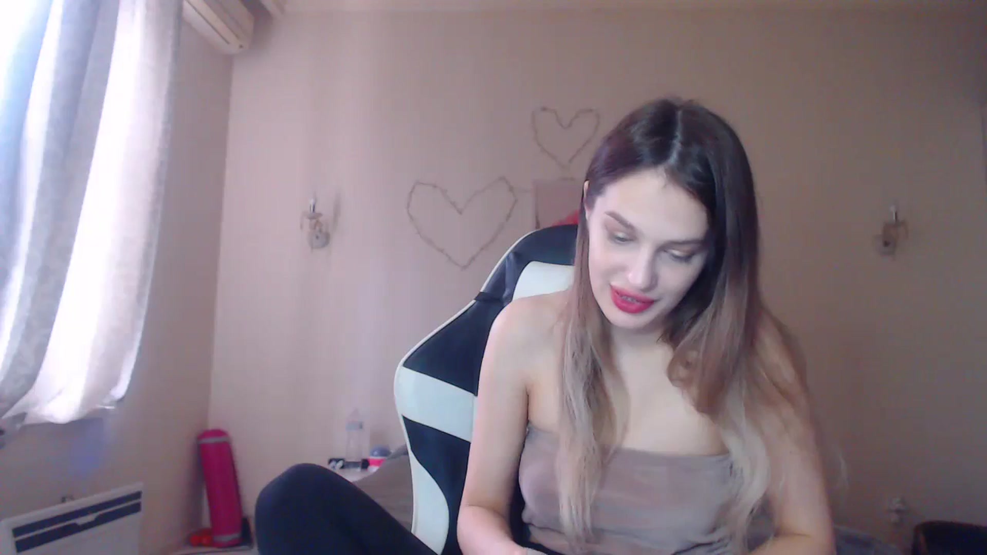 Gallery image thumbnail from Lola_vi's myfreecams stream on, 12/17/2023, 12:50 image 11 of 20