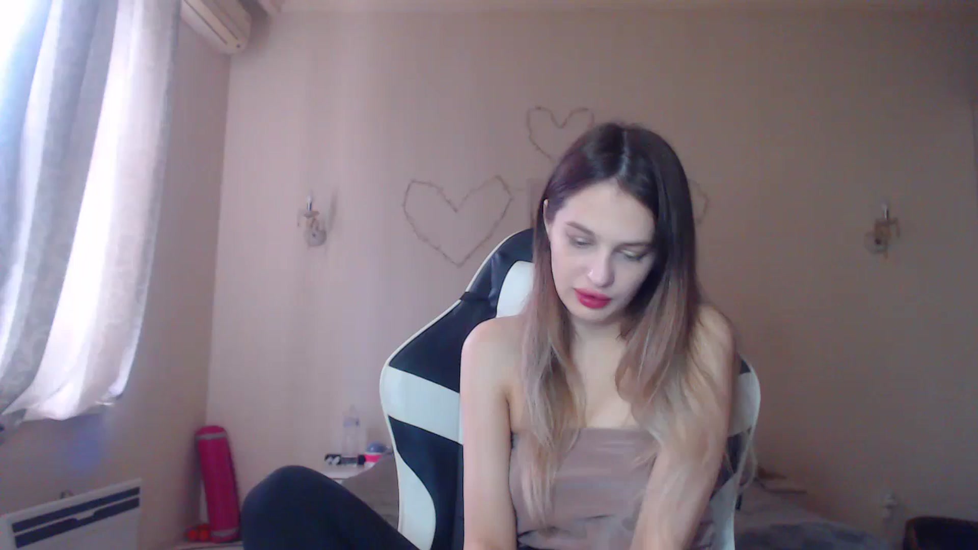 Gallery image thumbnail from Lola_vi's myfreecams stream on, 12/17/2023, 12:50 image 12 of 20