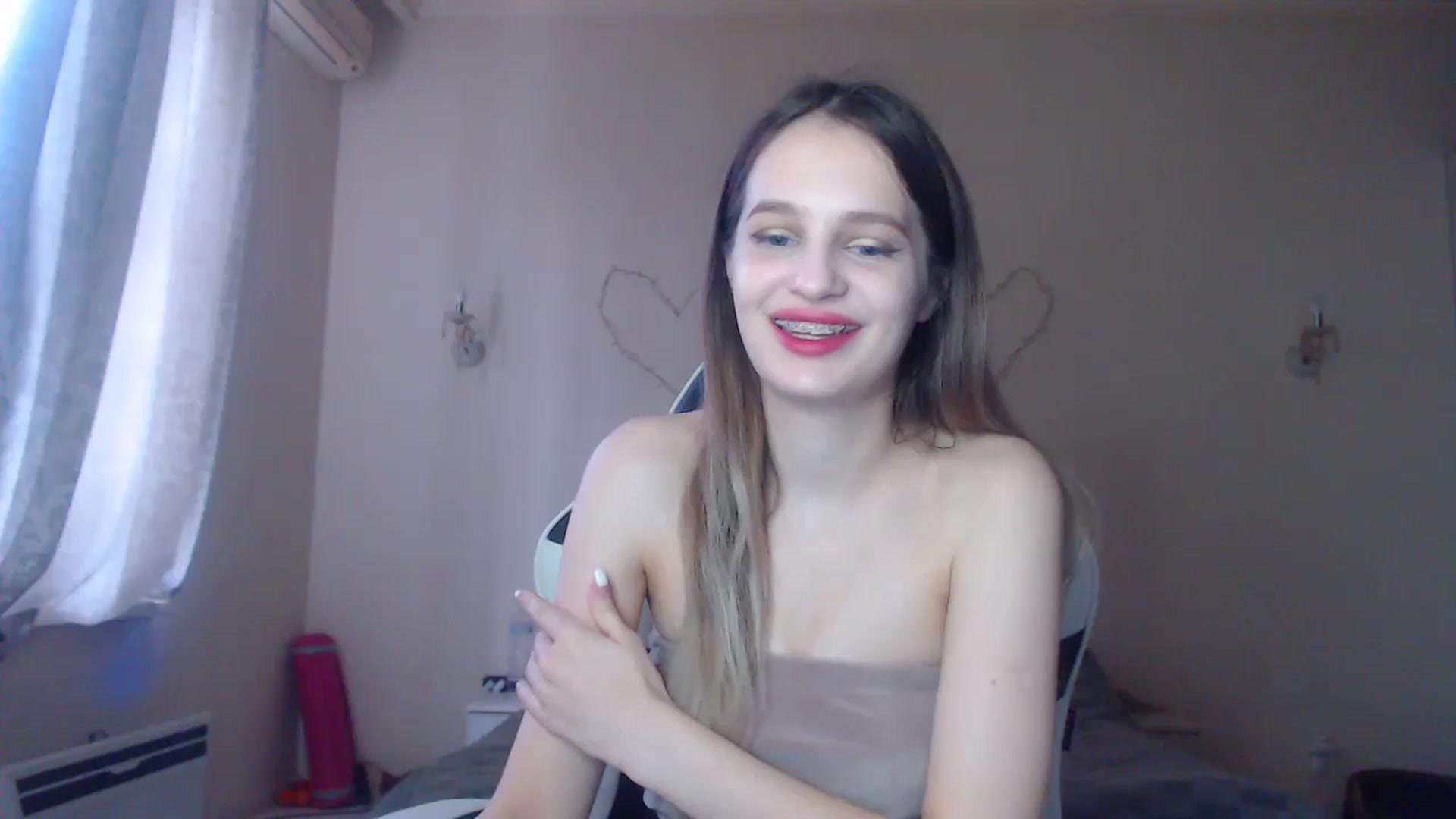 Gallery image thumbnail from Lola_vi's myfreecams stream on, 12/17/2023, 12:50 image 7 of 20