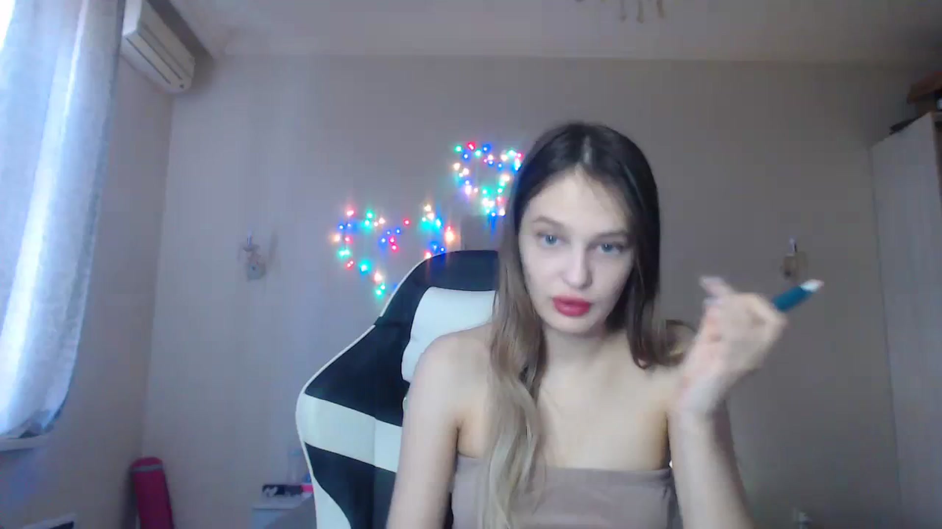 Gallery image thumbnail from Lola_vi's myfreecams stream on, 12/20/2023, 12:41 image 1 of 20
