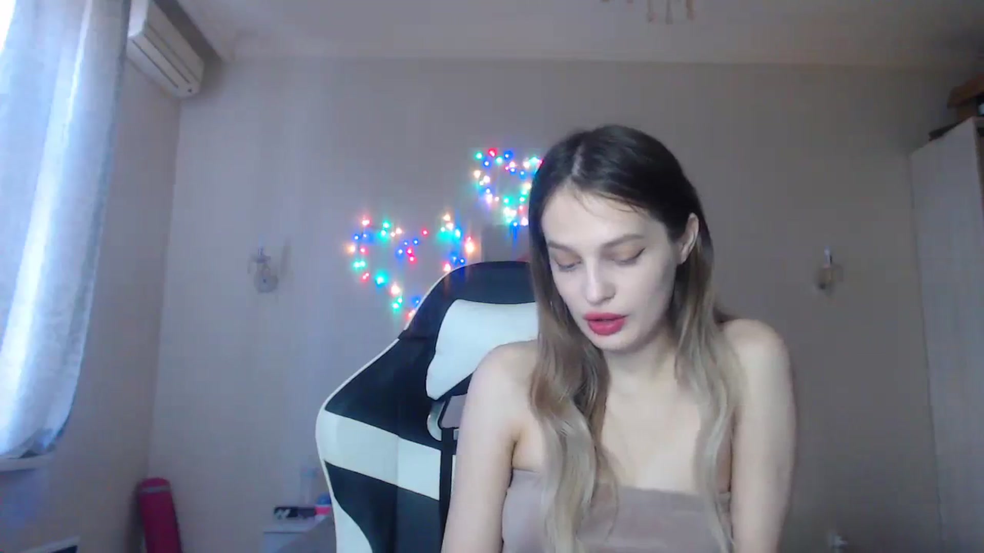 Gallery image thumbnail from Lola_vi's myfreecams stream on, 12/20/2023, 12:41 image 2 of 20
