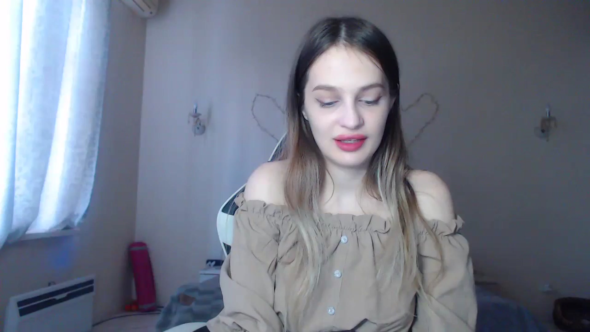 Gallery image thumbnail from Lola_vi's myfreecams stream on, 12/21/2023, 12:08 image 18 of 20