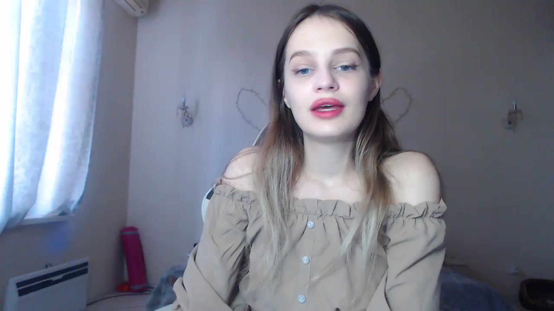 Gallery image thumbnail from Lola_vi's myfreecams stream on, 12/21/2023, 12:08 image 8 of 20