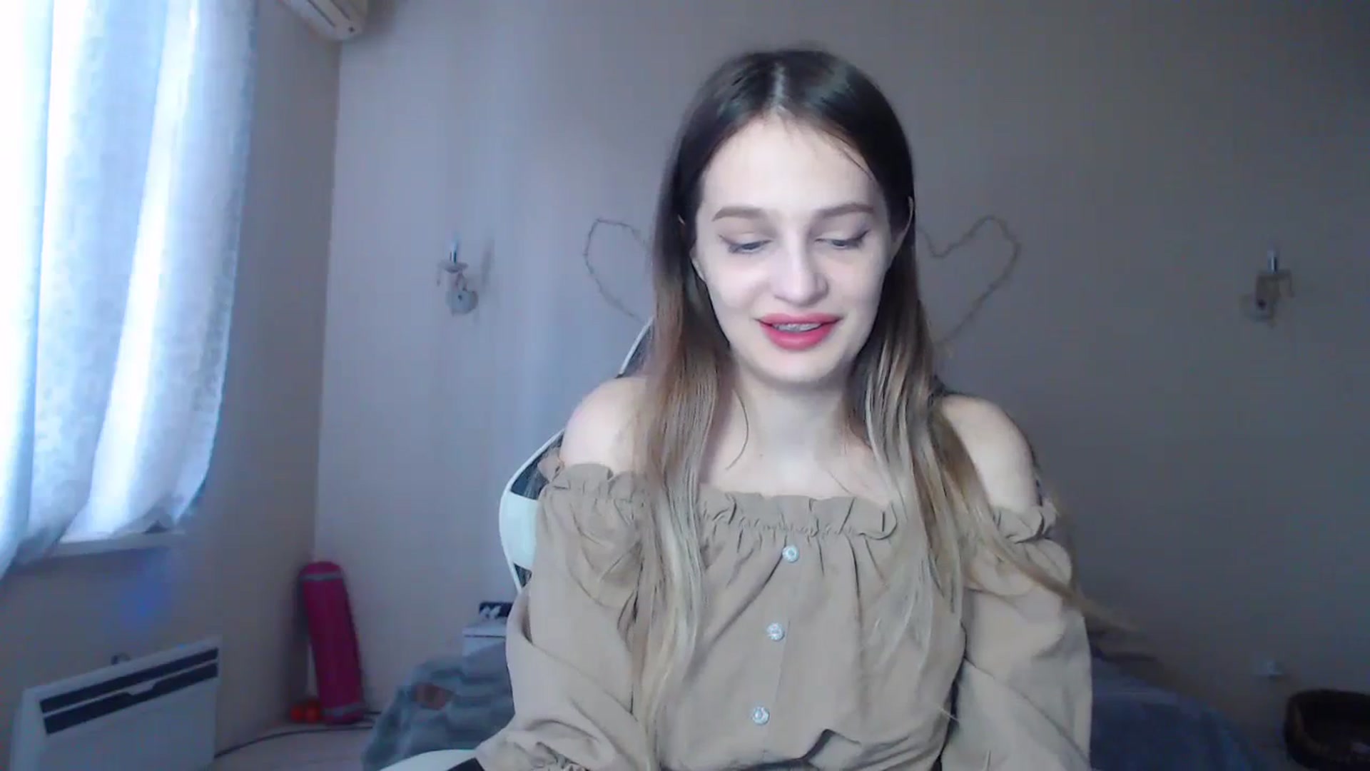 Gallery image thumbnail from Lola_vi's myfreecams stream on, 12/21/2023, 12:08 image 14 of 20