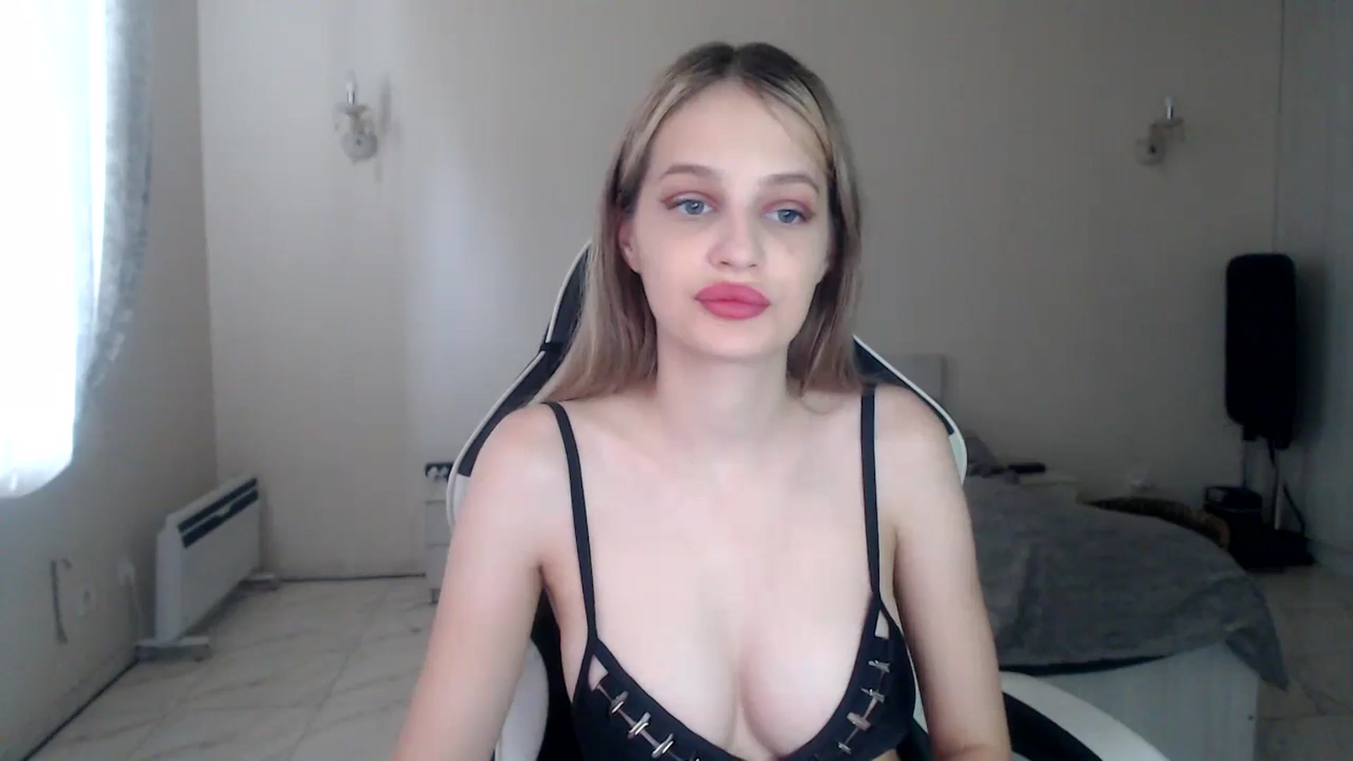 Gallery image thumbnail from Lola_vi's myfreecams stream on, 09/01/2024, 12:01 image 8 of 20