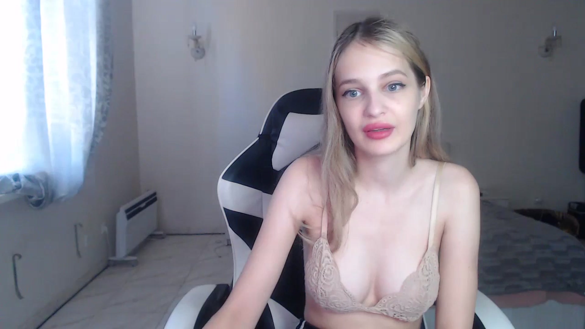 Gallery image thumbnail from Lola_vi's myfreecams stream on, 09/06/2024, 11:40 image 12 of 20
