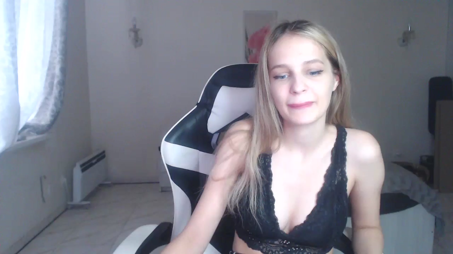 Gallery image thumbnail from Lola_vi's myfreecams stream on, 09/10/2024, 15:08 image 6 of 20