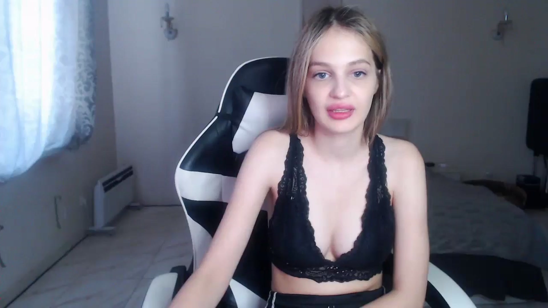 Gallery image thumbnail from Lola_vi's myfreecams stream on, 09/20/2024, 12:00 image 18 of 20