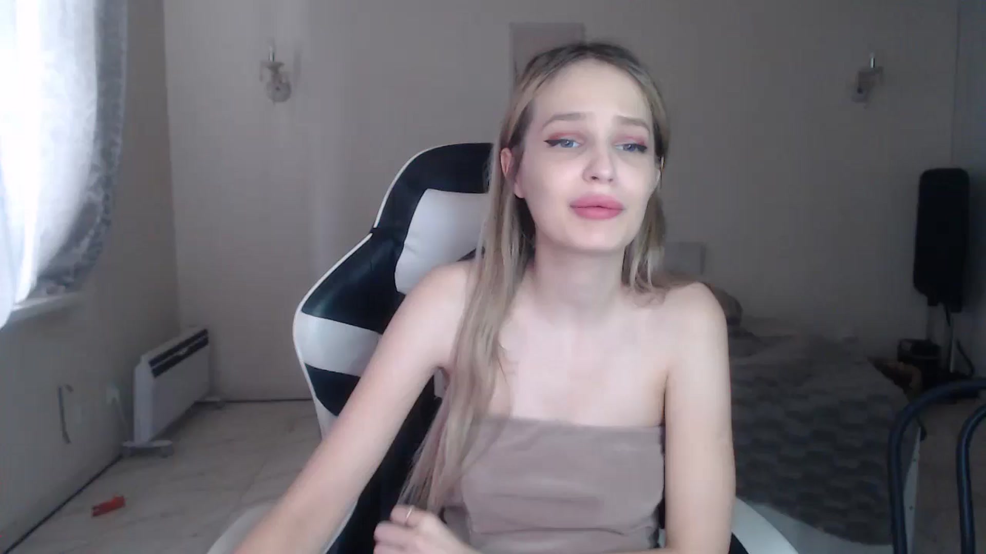 Gallery image thumbnail from Lola_vi's myfreecams stream on, 10/07/2024, 11:54 image 20 of 20