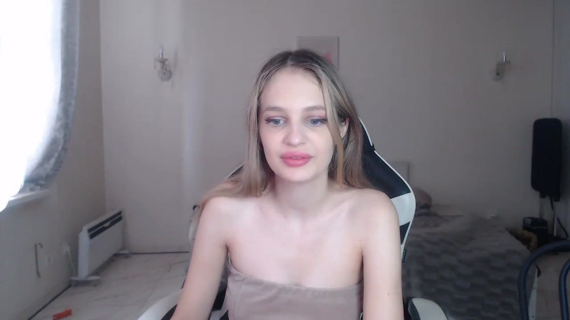 Gallery image thumbnail from Lola_vi's myfreecams stream on, 10/07/2024, 11:54 image 9 of 20