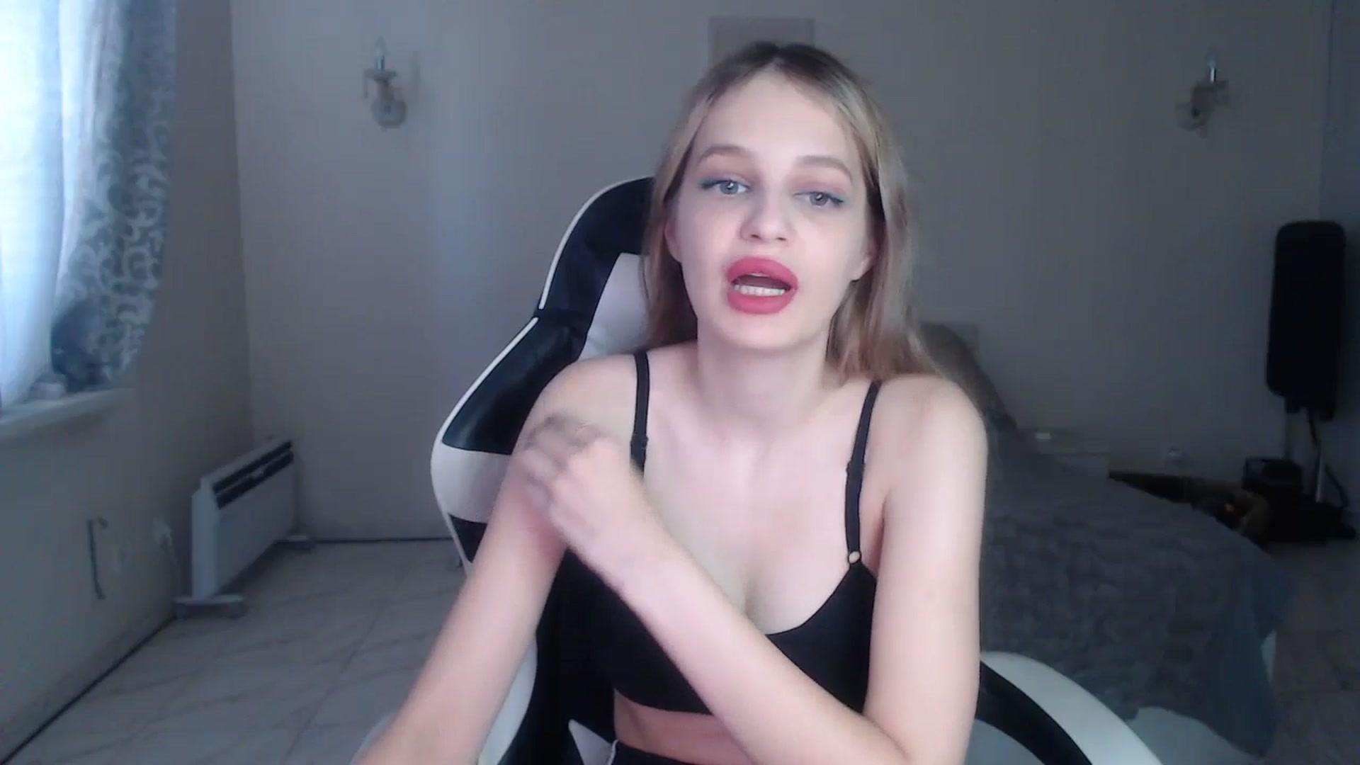 Gallery image thumbnail from Lola_vi's myfreecams stream on, 10/14/2024, 12:04 image 6 of 20