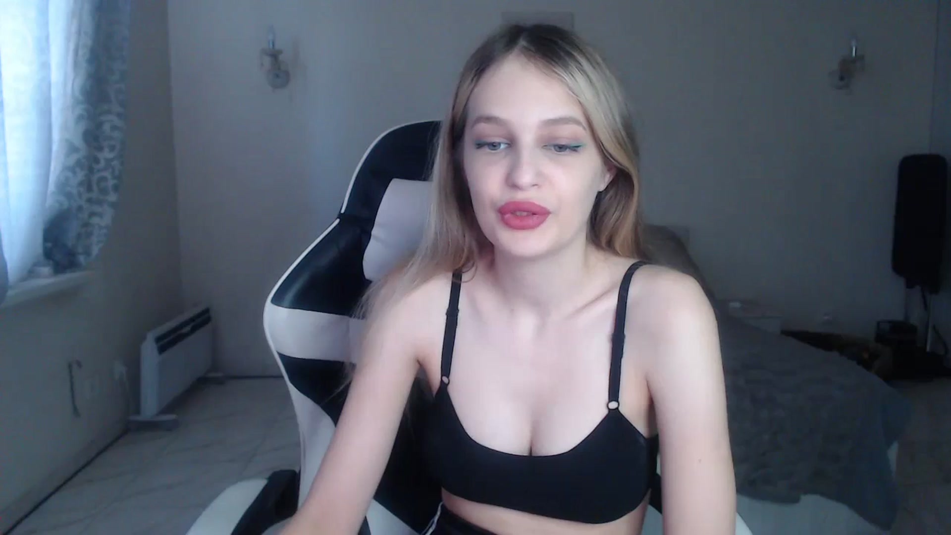 Gallery image thumbnail from Lola_vi's myfreecams stream on, 10/14/2024, 12:04 image 13 of 20