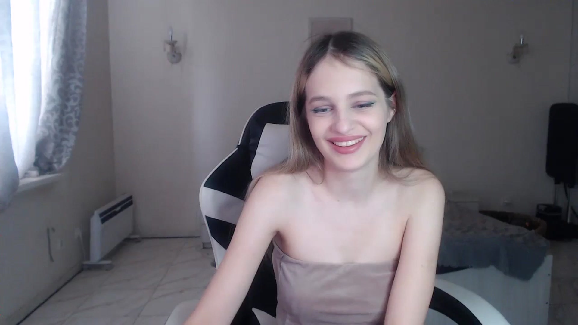 Gallery image thumbnail from Lola_vi's myfreecams stream on, 10/15/2024, 12:02 image 20 of 20