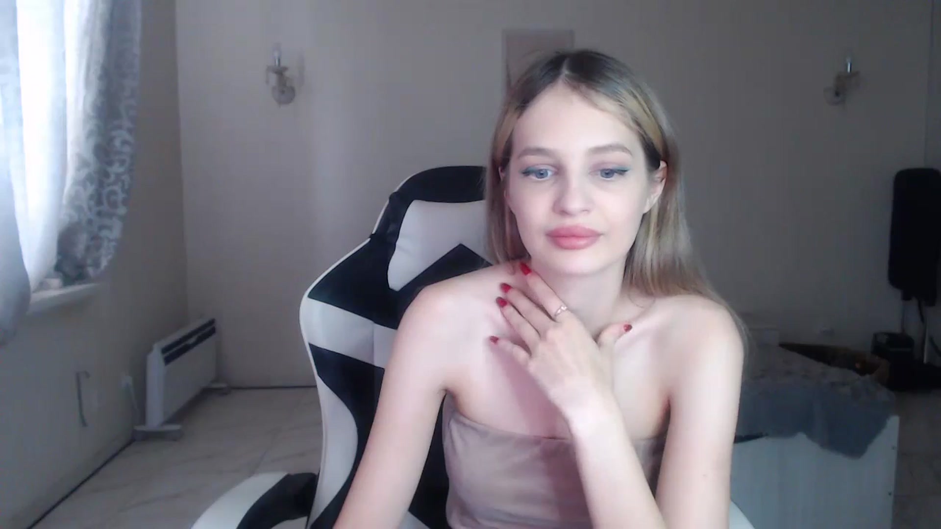 Gallery image thumbnail from Lola_vi's myfreecams stream on, 10/15/2024, 12:02 image 10 of 20