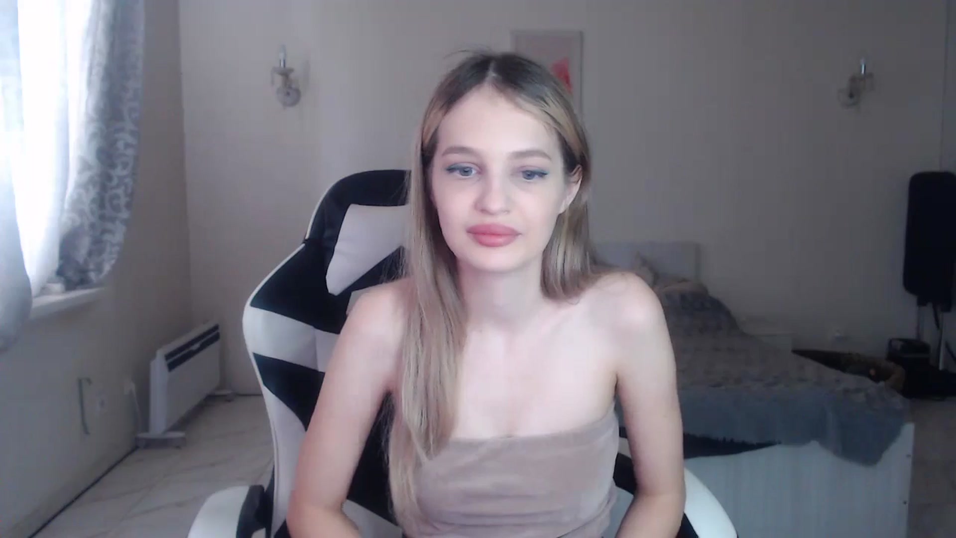 Gallery image thumbnail from Lola_vi's myfreecams stream on, 10/15/2024, 12:02 image 6 of 20