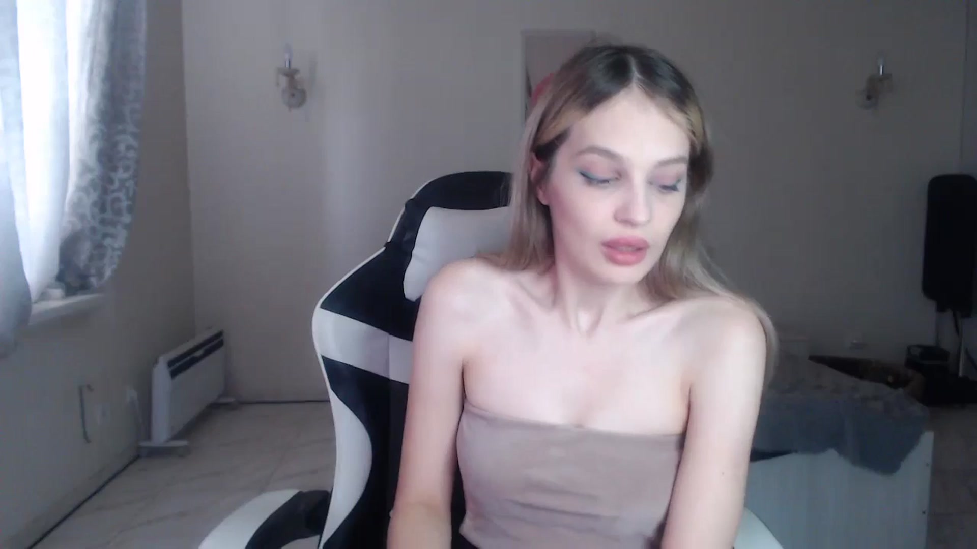 Gallery image thumbnail from Lola_vi's myfreecams stream on, 10/15/2024, 12:02 image 13 of 20