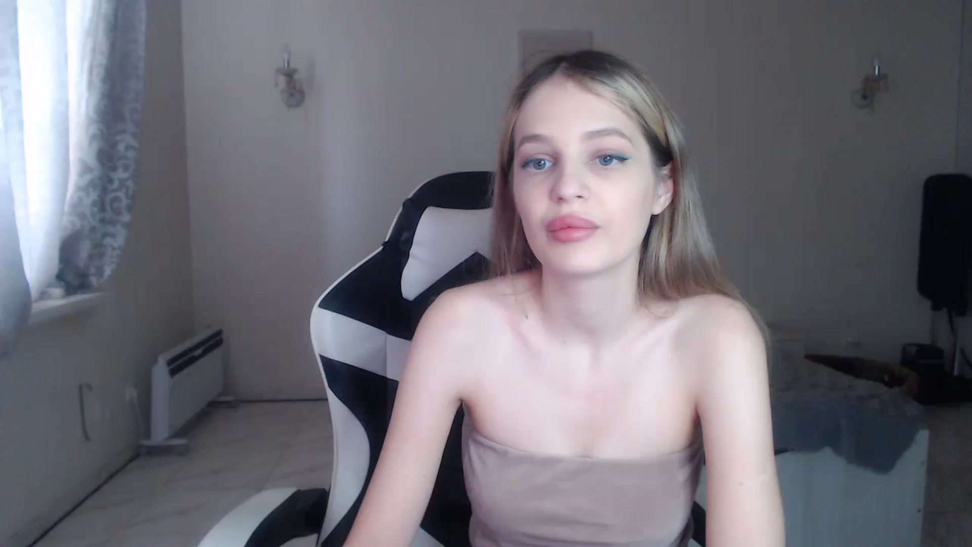 Gallery image thumbnail from Lola_vi's myfreecams stream on, 10/15/2024, 12:02 image 12 of 20