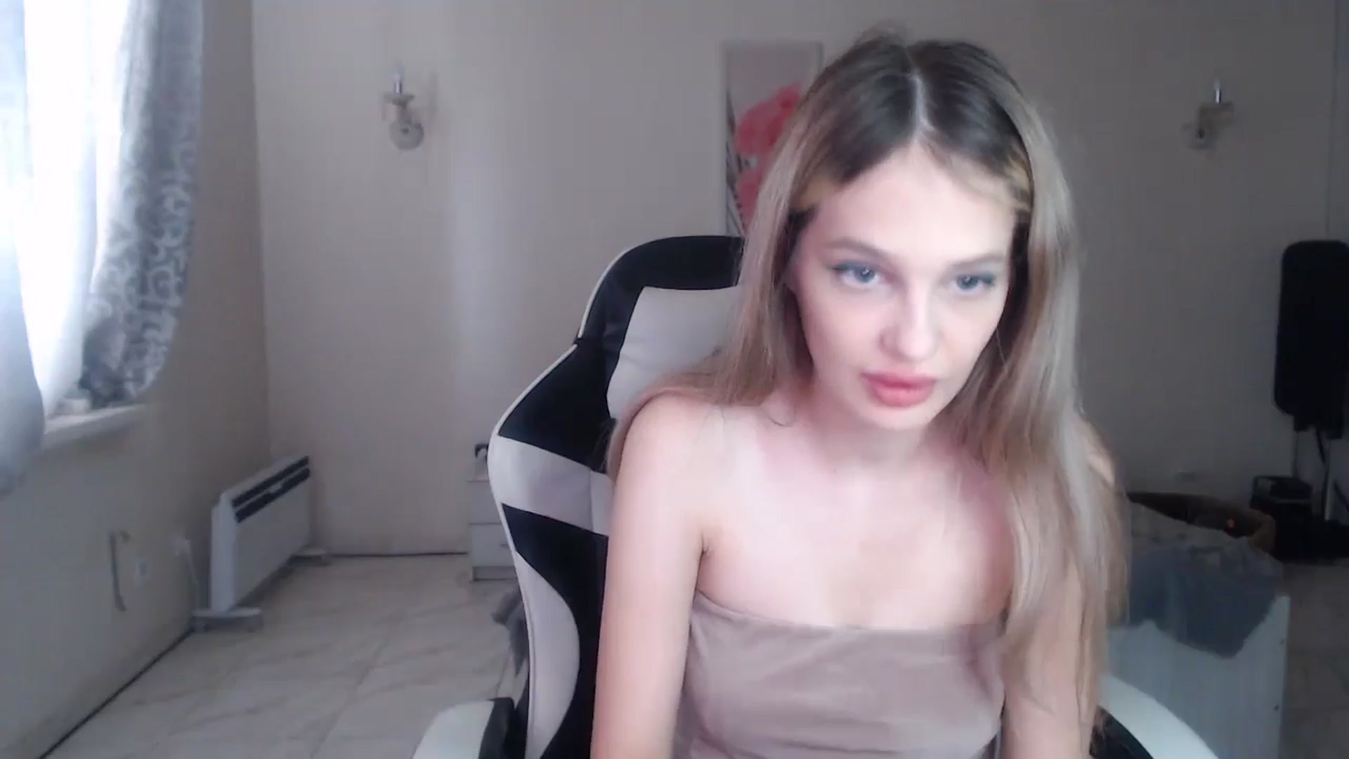 Gallery image thumbnail from Lola_vi's myfreecams stream on, 10/15/2024, 12:02 image 19 of 20