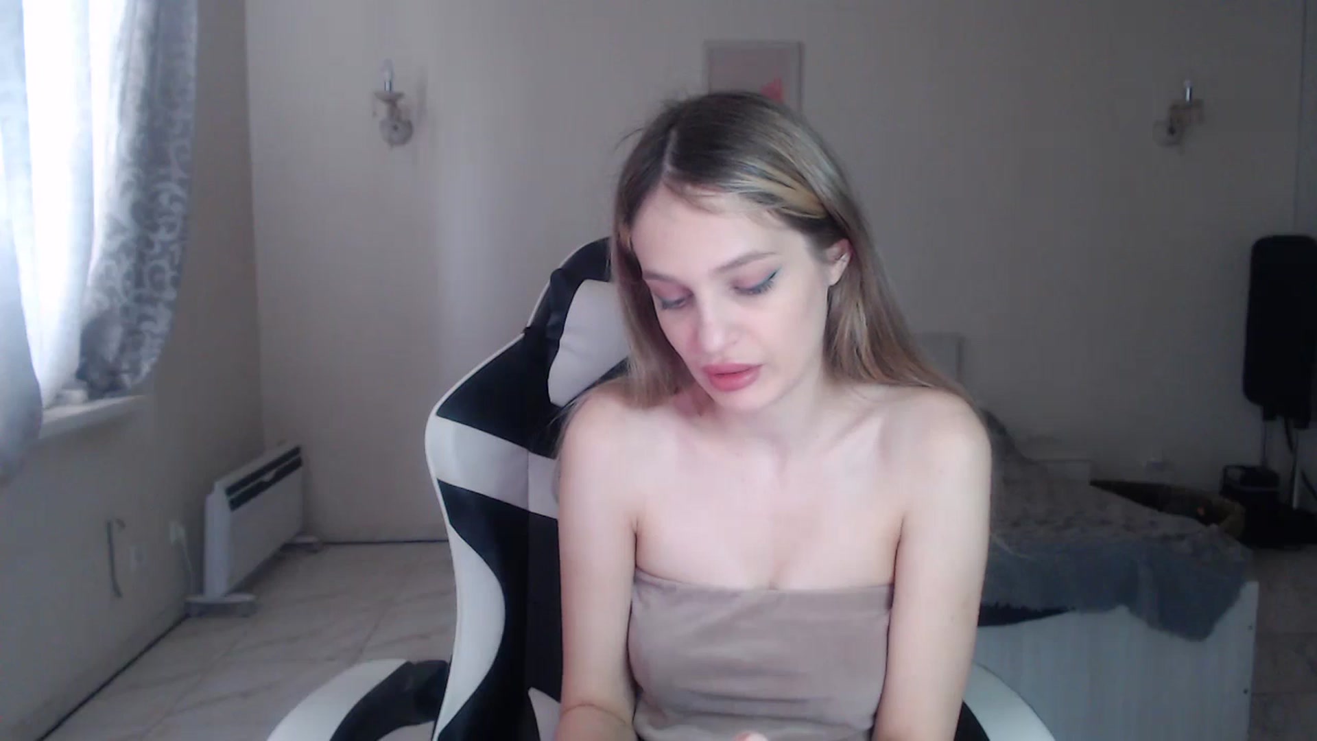 Gallery image thumbnail from Lola_vi's myfreecams stream on, 10/15/2024, 12:02 image 17 of 20