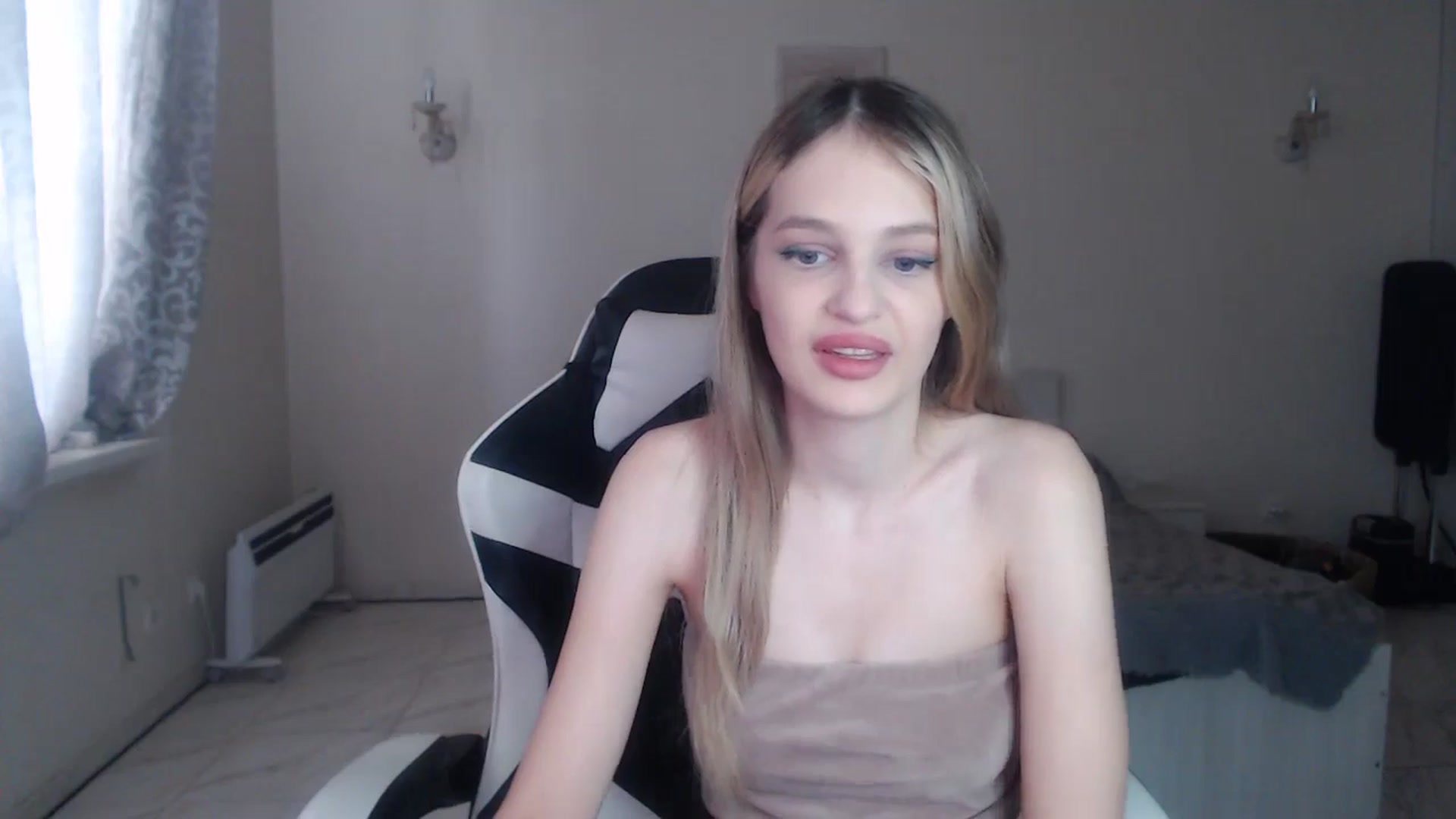 Gallery image thumbnail from Lola_vi's myfreecams stream on, 10/15/2024, 12:02 image 7 of 20