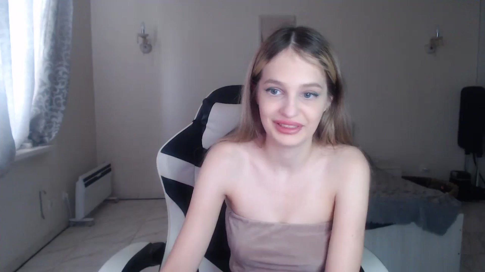Gallery image thumbnail from Lola_vi's myfreecams stream on, 10/15/2024, 12:02 image 16 of 20