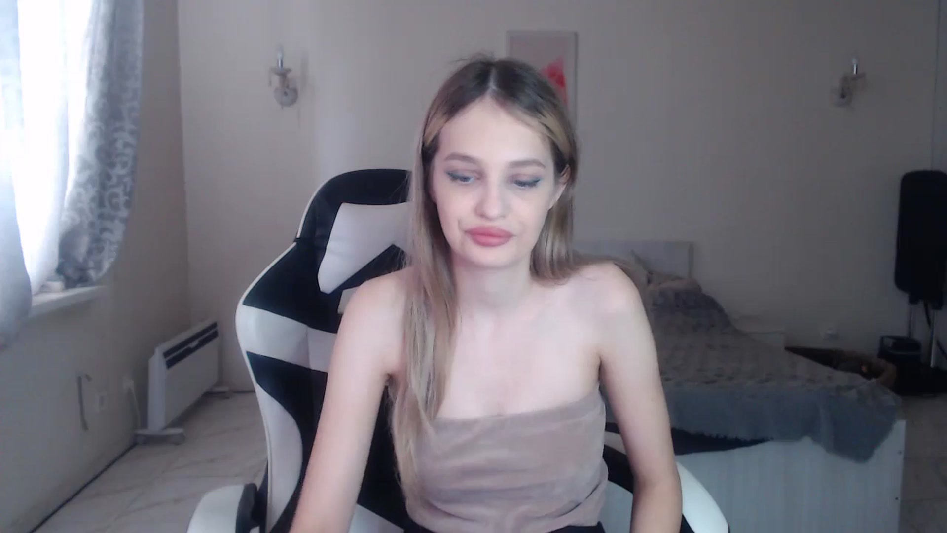 Gallery image thumbnail from Lola_vi's myfreecams stream on, 10/15/2024, 12:02 image 2 of 20