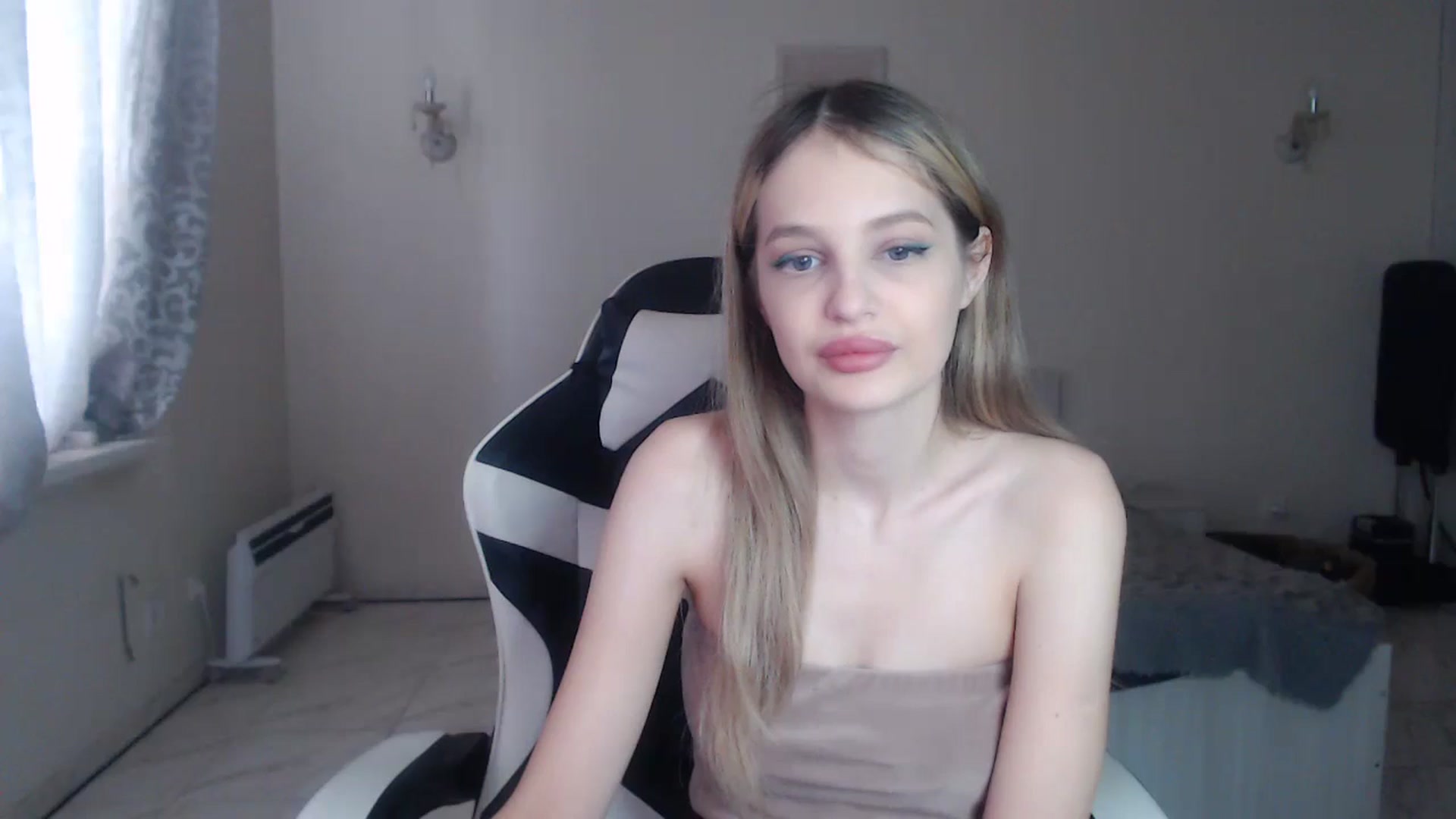 Gallery image thumbnail from Lola_vi's myfreecams stream on, 10/15/2024, 12:02 image 8 of 20