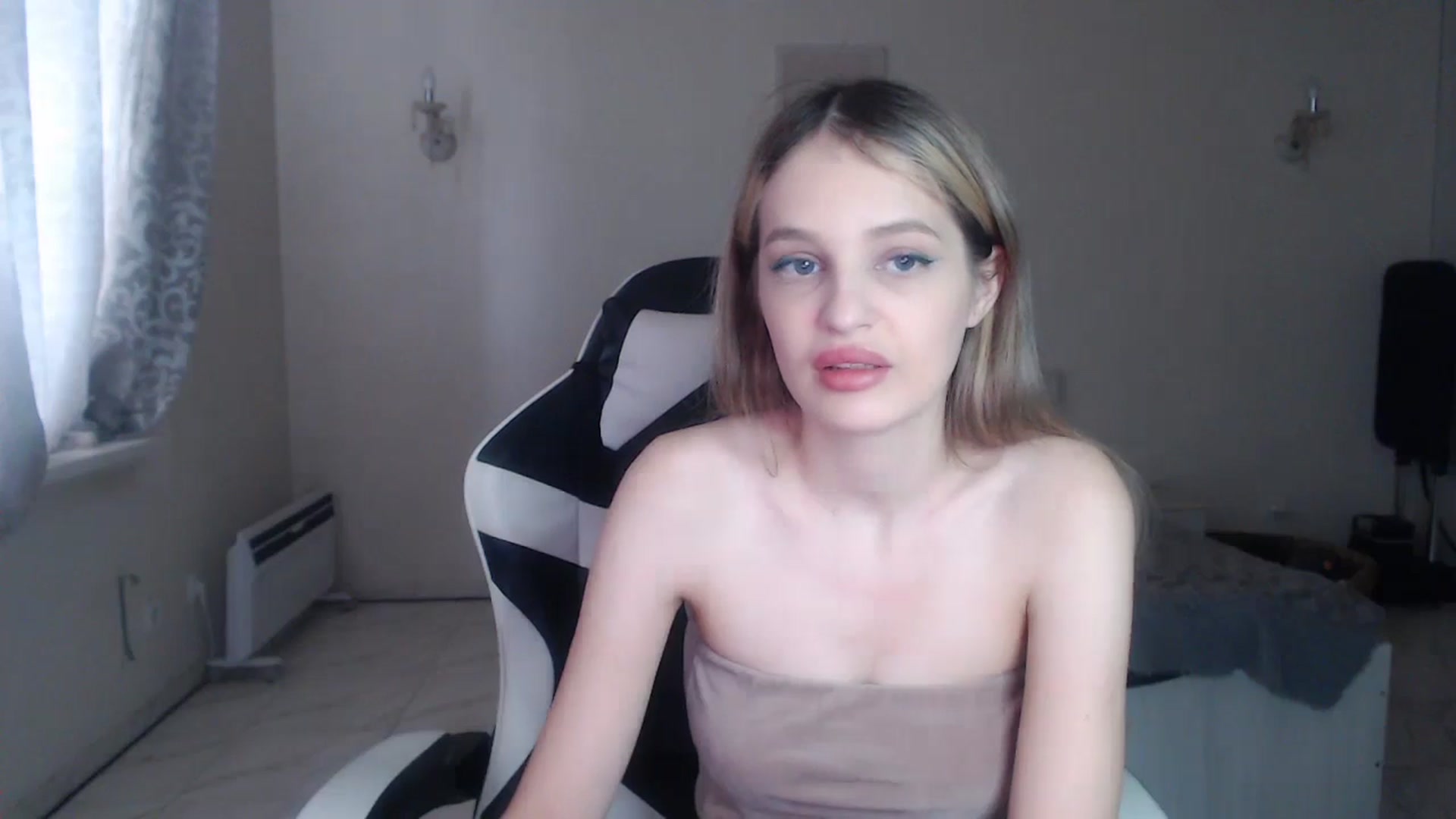 Gallery image thumbnail from Lola_vi's myfreecams stream on, 10/15/2024, 12:02 image 11 of 20