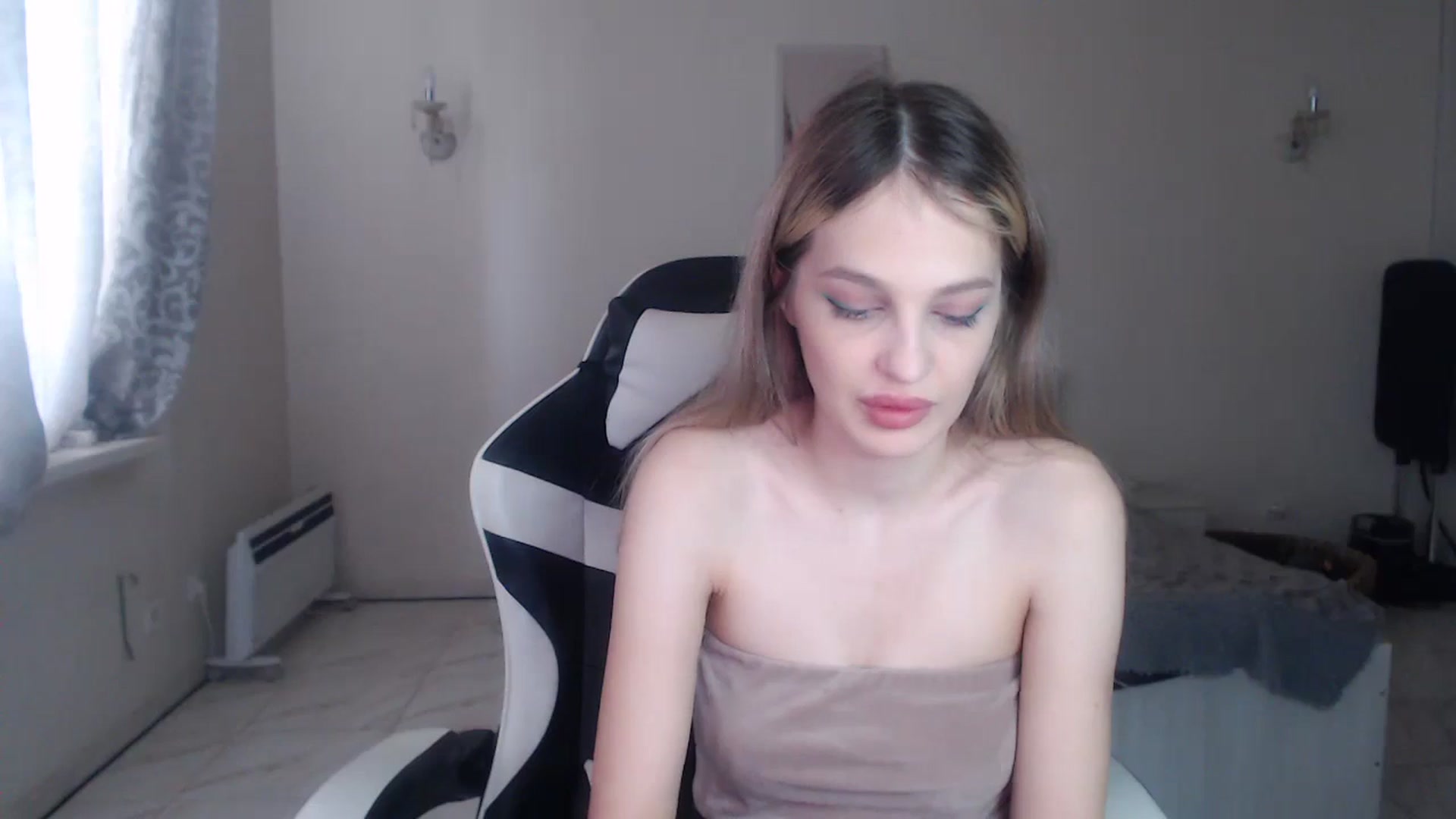 Gallery image thumbnail from Lola_vi's myfreecams stream on, 10/15/2024, 12:02 image 18 of 20