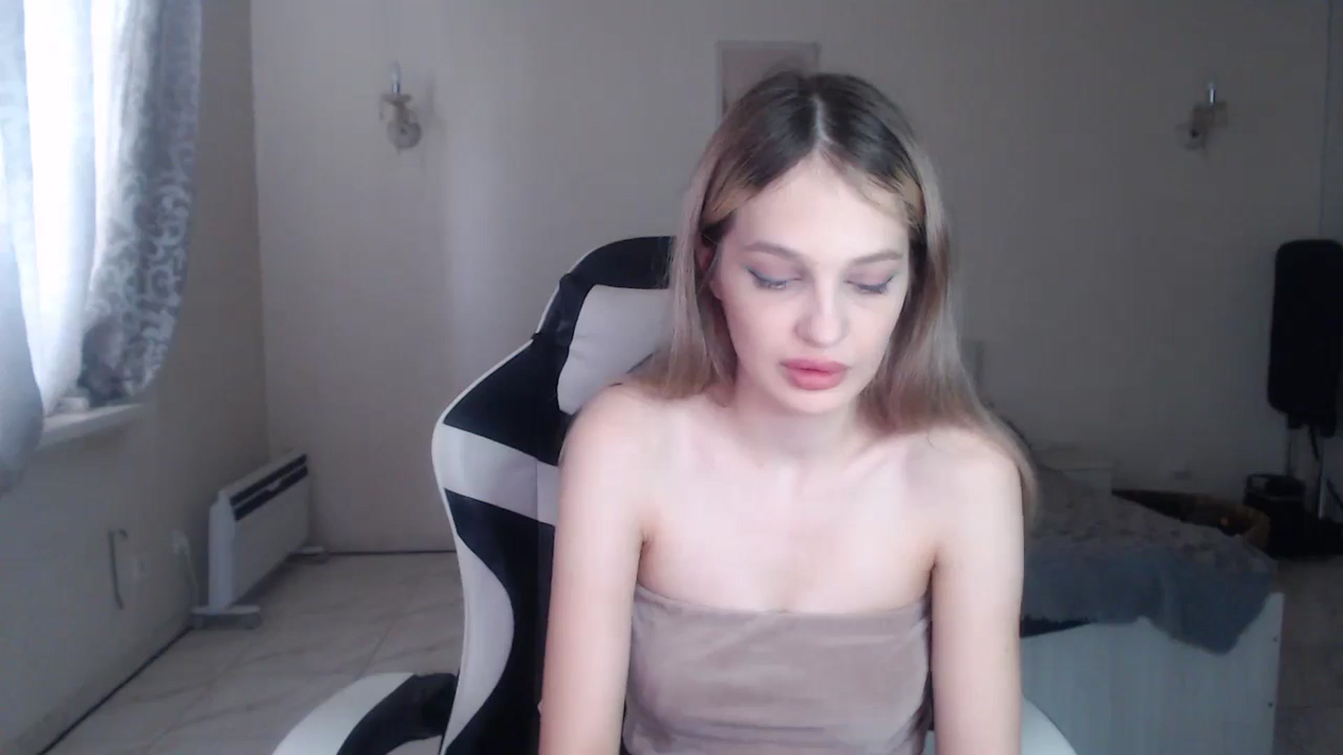 Gallery image thumbnail from Lola_vi's myfreecams stream on, 10/15/2024, 12:02 image 14 of 20