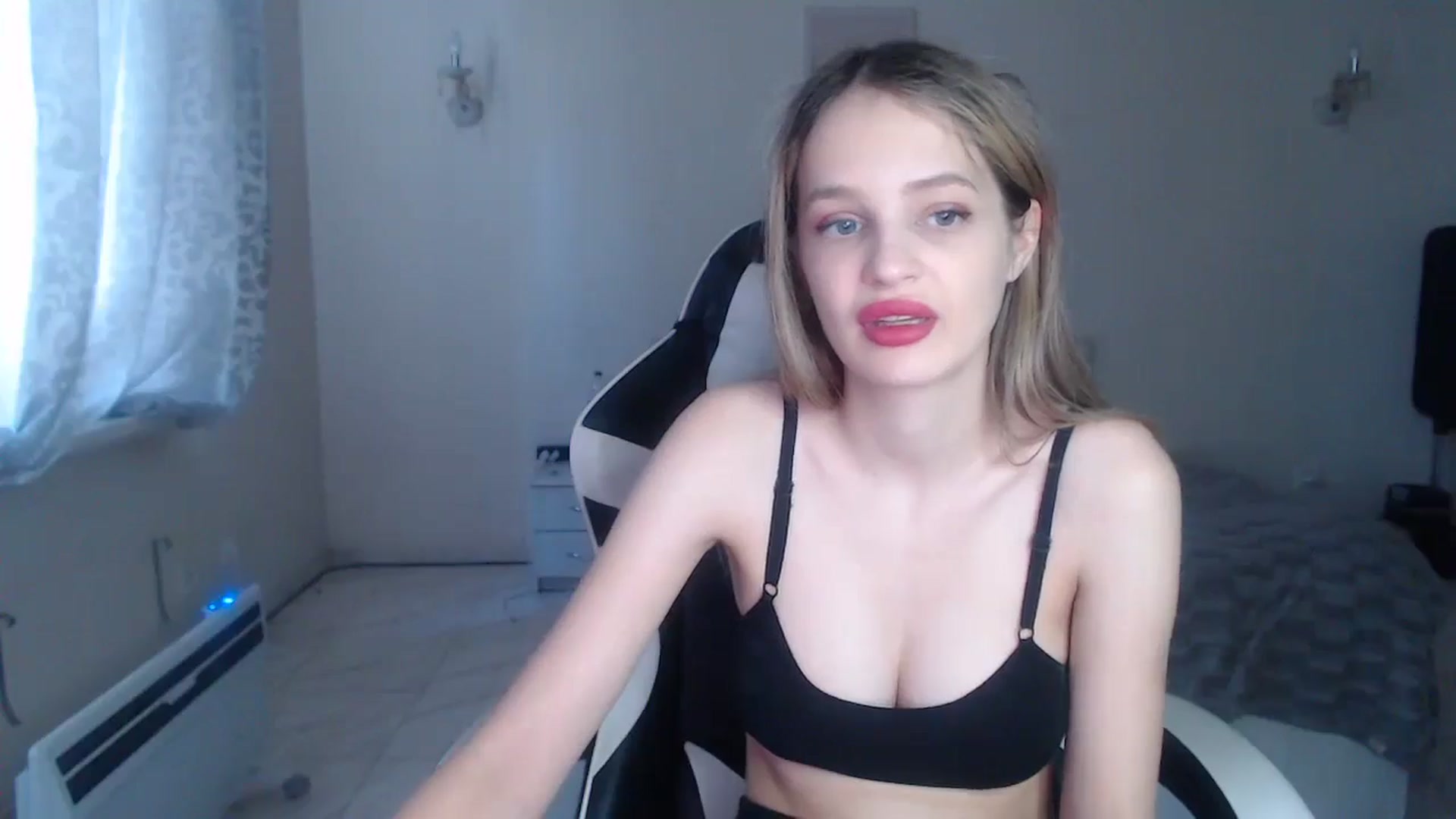 Gallery image thumbnail from Lola_vi's myfreecams stream on, 10/23/2024, 12:03 image 18 of 20