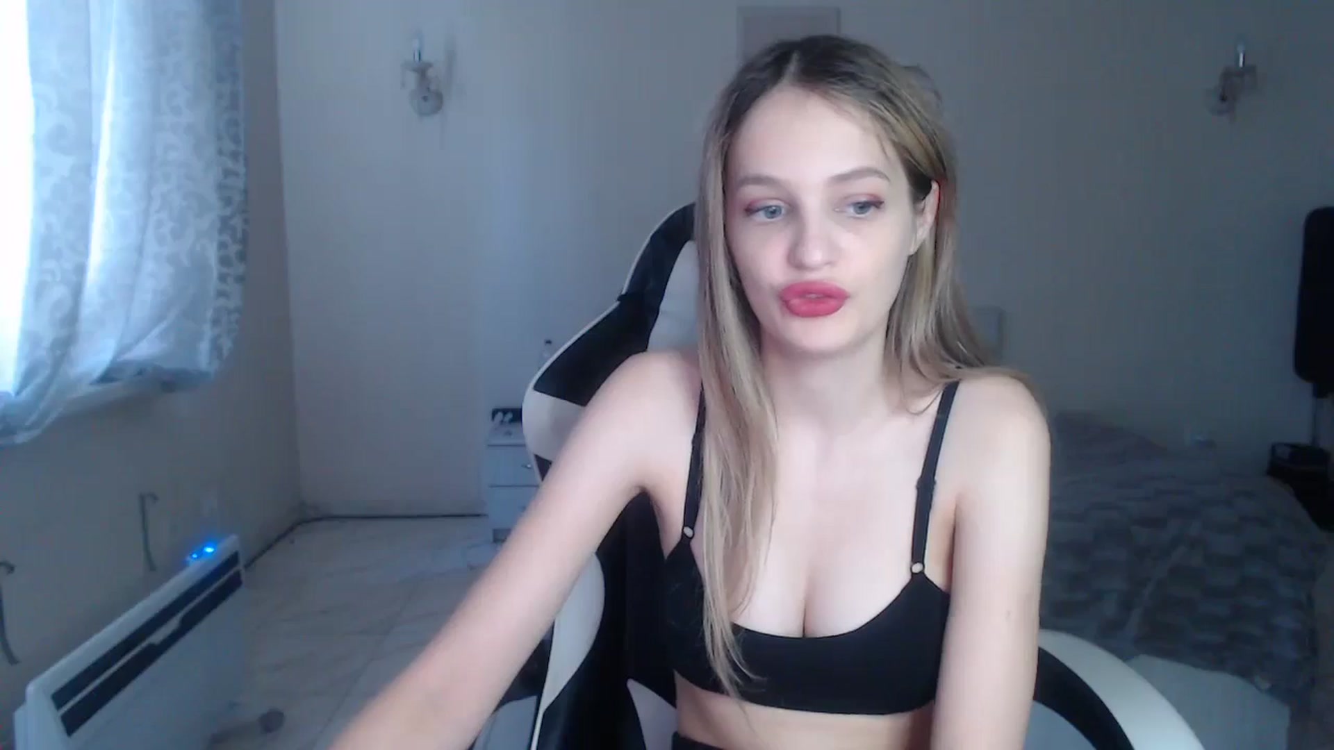 Gallery image thumbnail from Lola_vi's myfreecams stream on, 10/23/2024, 12:03 image 19 of 20